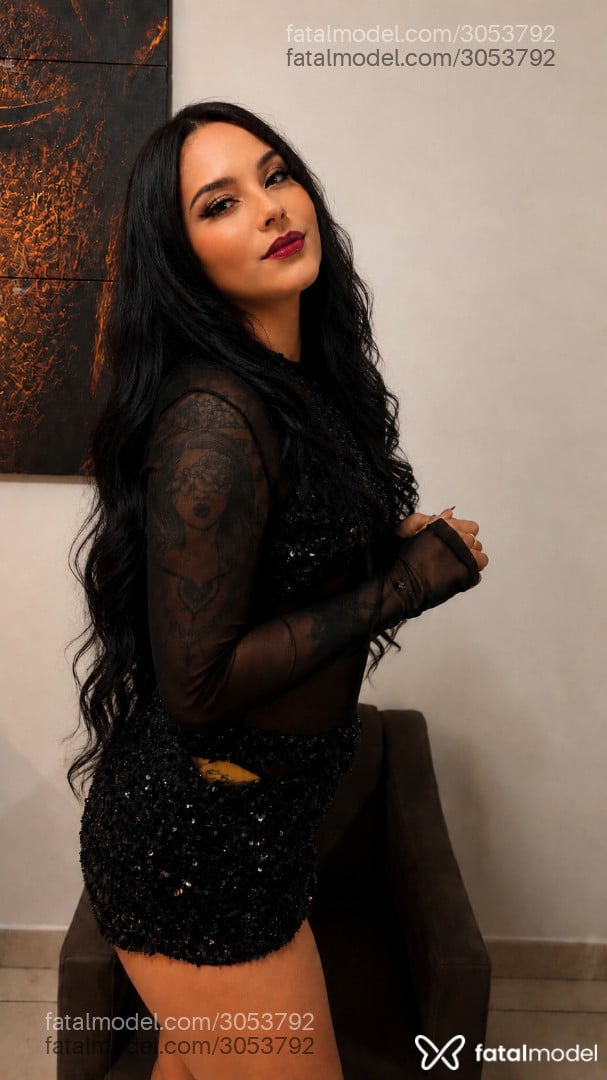 Acompanhante mulher morena (o) de olhos castanhos - Morena
