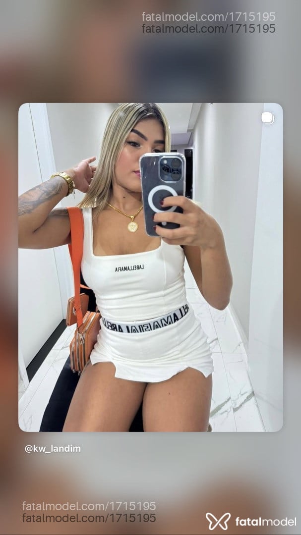 Acompanhante mulher loira (o) de olhos castanhos - Letícia