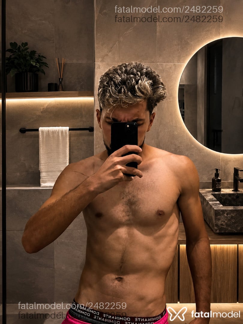 Acompanhante homem com cabelo castanho de olhos castanhos - Vecchi