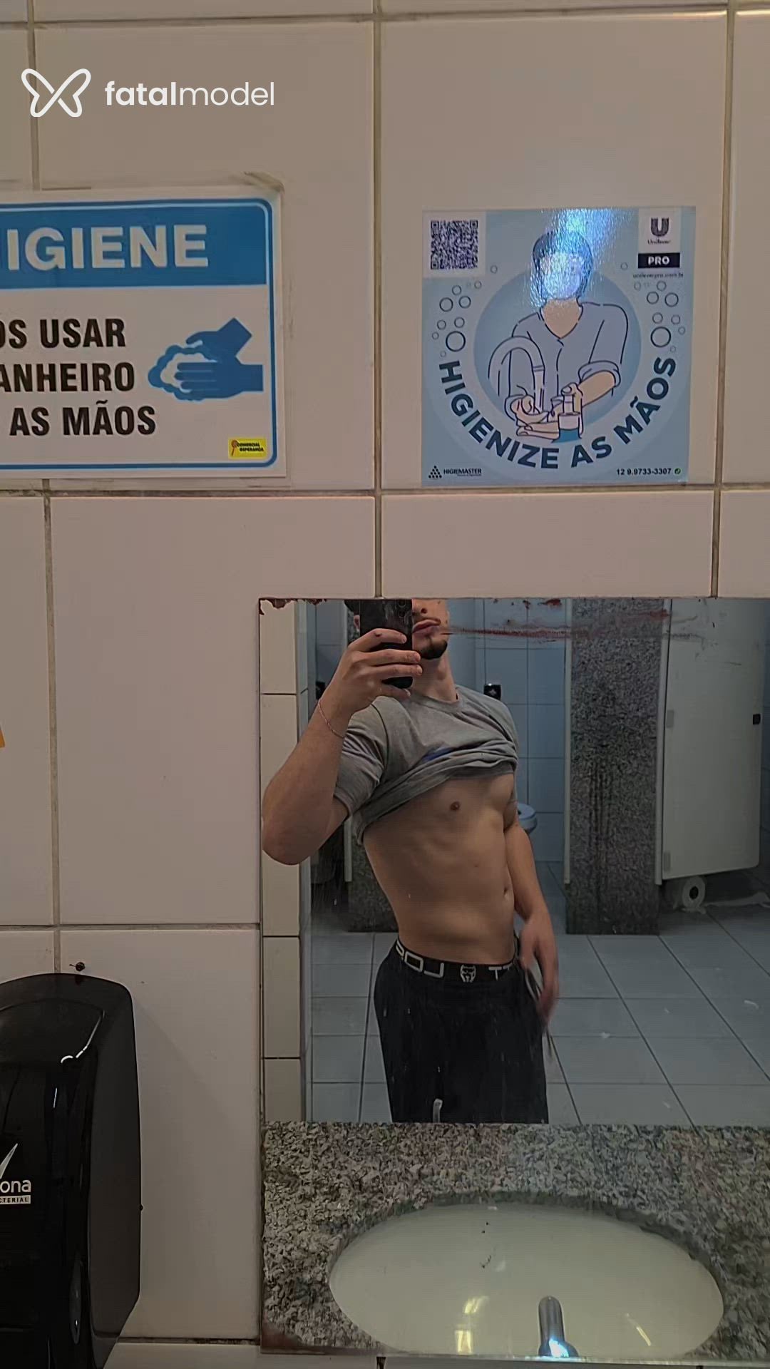 Acompanhante homem com cabelo castanho de olhos castanhos em Virtual - Matheus Dos Anjos
