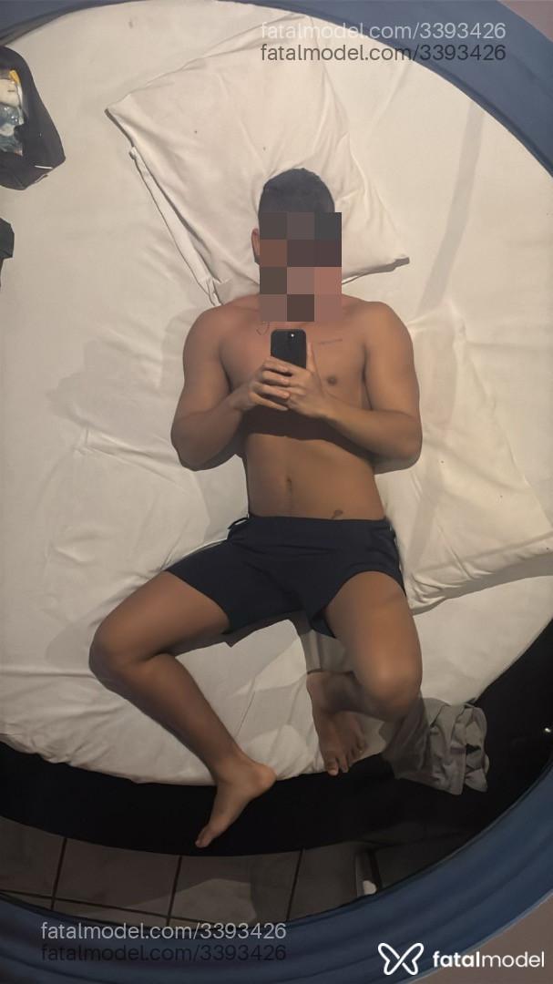 Acompanhante homem com cabelo castanho de olhos pretos - Filipe