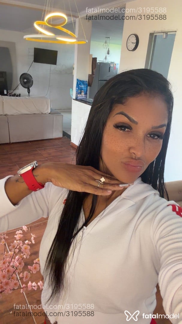 Acompanhante mulher morena (o) de olhos pretos - Morenah