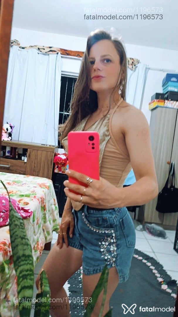 Acompanhante mulher com cabelo castanho de olhos castanhos em Canguçu - Naomy