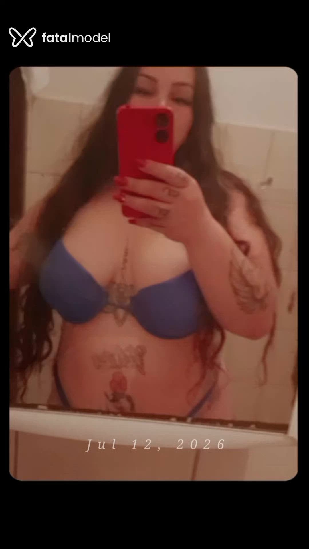 Acompanhante mulher com cabelo castanho de olhos mel - Gatinhatattoada