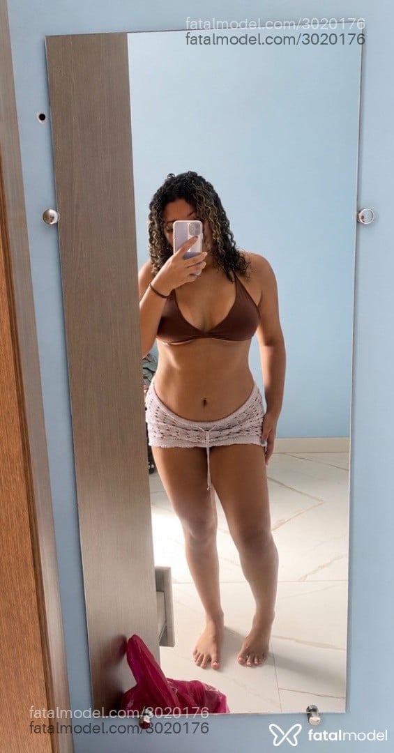 Acompanhante mulher com cabelo castanho de olhos pretos - Kely Santos