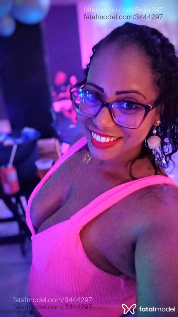 Acompanhante mulher morena (o) de olhos pretos - Valesca