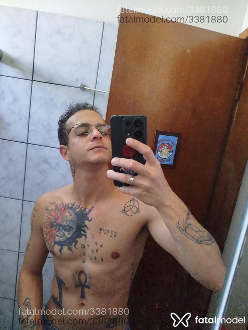 Acompanhante homem com cabelo castanho de olhos verdes - Emijota