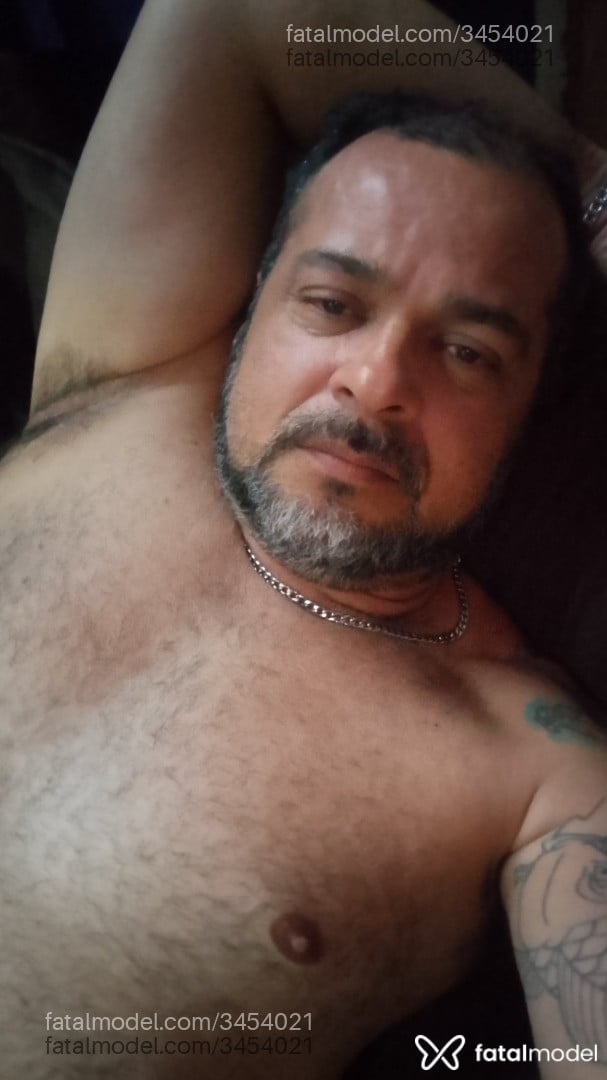 Acompanhante homem com cabelo grisalho de olhos castanhos em Barueri - Oliveira