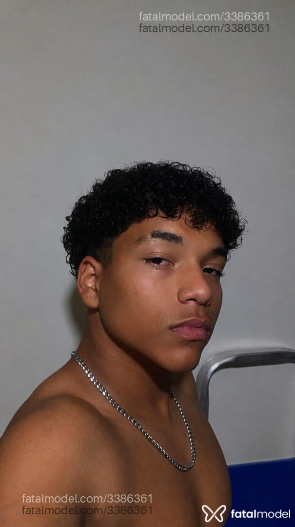 Acompanhante homem com cabelo castanho de olhos pretos em Brasília - Henrique