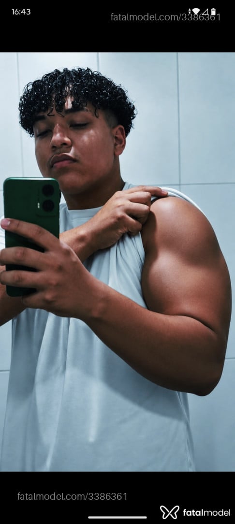 Acompanhante homem com cabelo castanho de olhos pretos em Brasília - Henrique