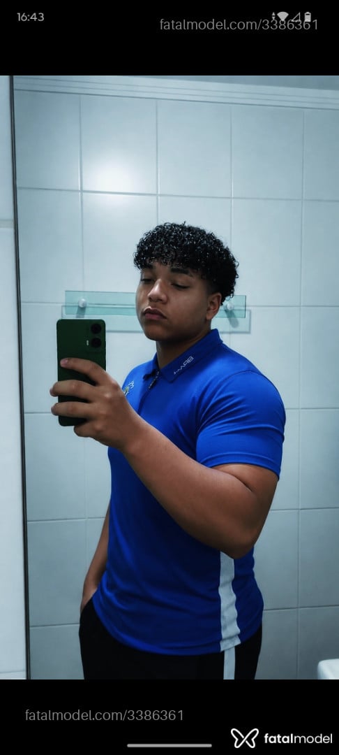 Acompanhante homem com cabelo castanho de olhos pretos em Brasília - Henrique