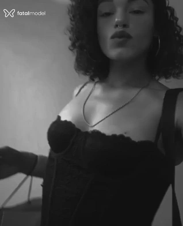 Acompanhante mulher com cabelo castanho de olhos castanhos - Priscila