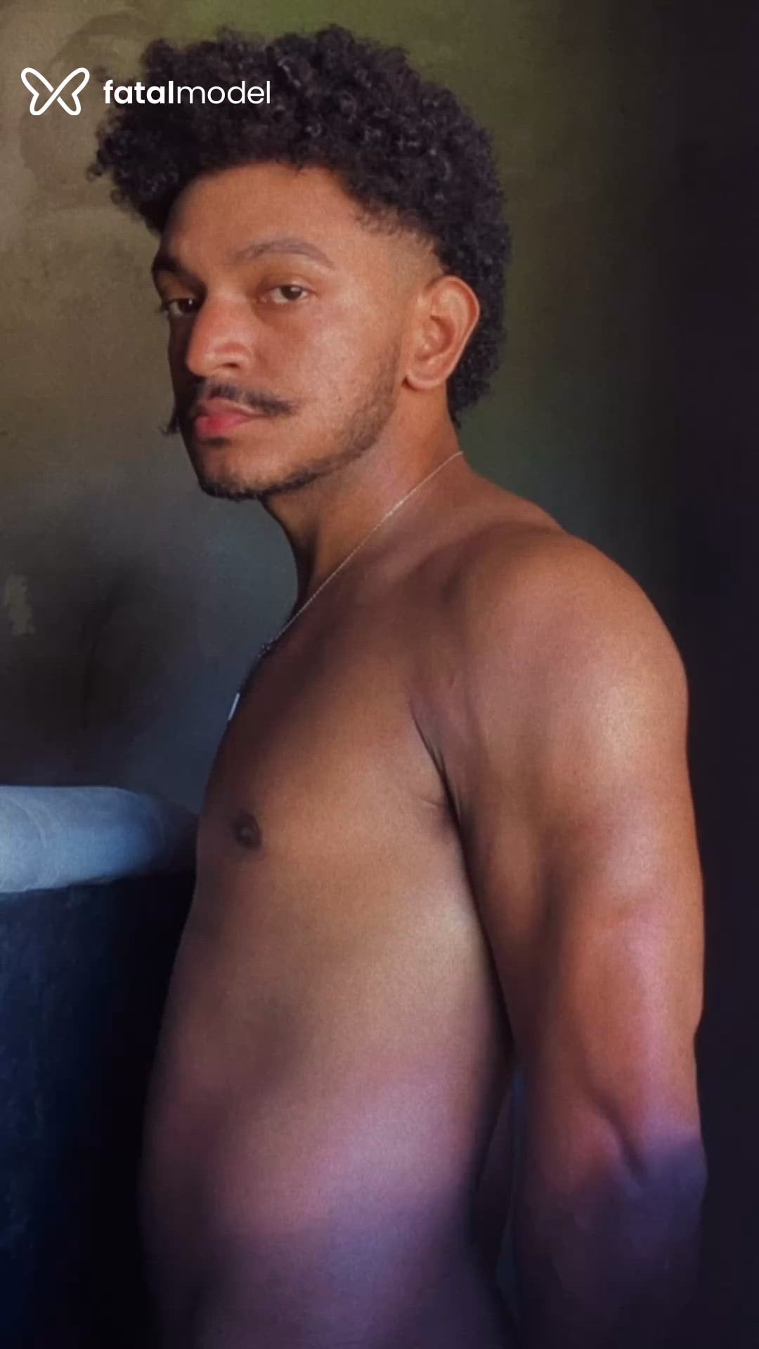 Acompanhante homem com cabelo castanho de olhos pretos - Lucas