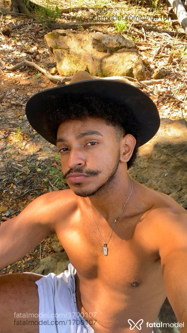 Acompanhante homem com cabelo castanho de olhos pretos - Lucas