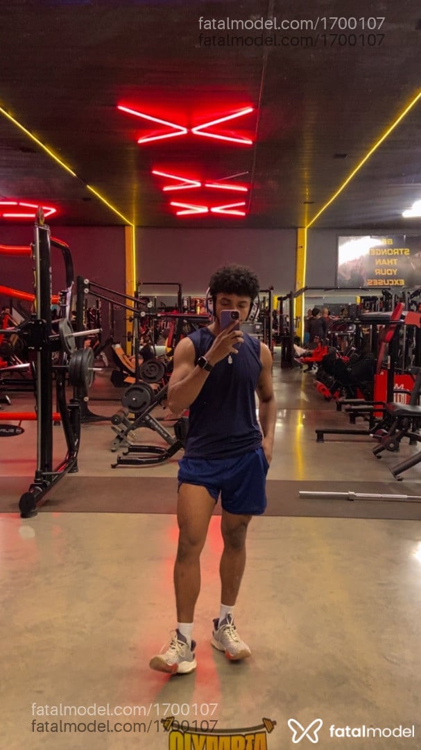 Acompanhante homem com cabelo castanho de olhos pretos - Lucas
