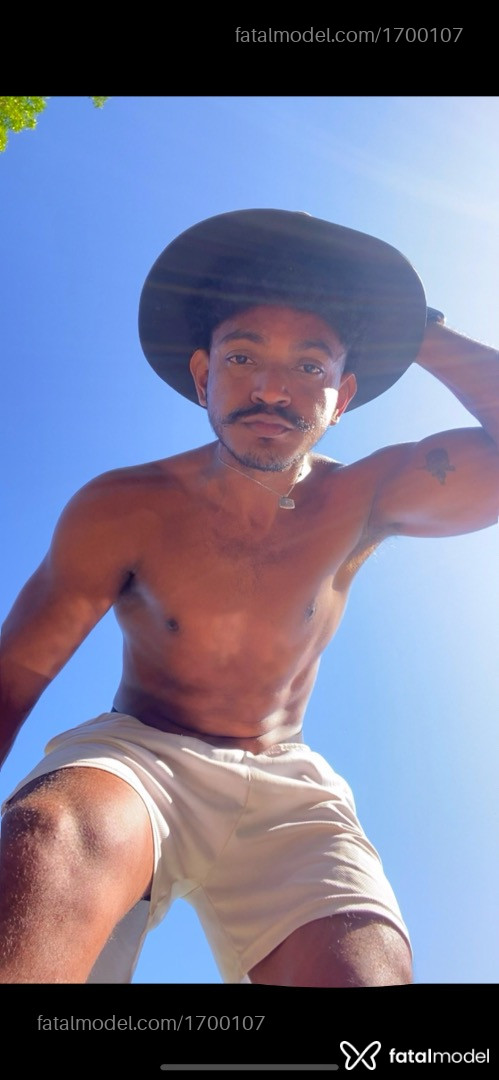 Acompanhante homem com cabelo castanho de olhos pretos - Lucas
