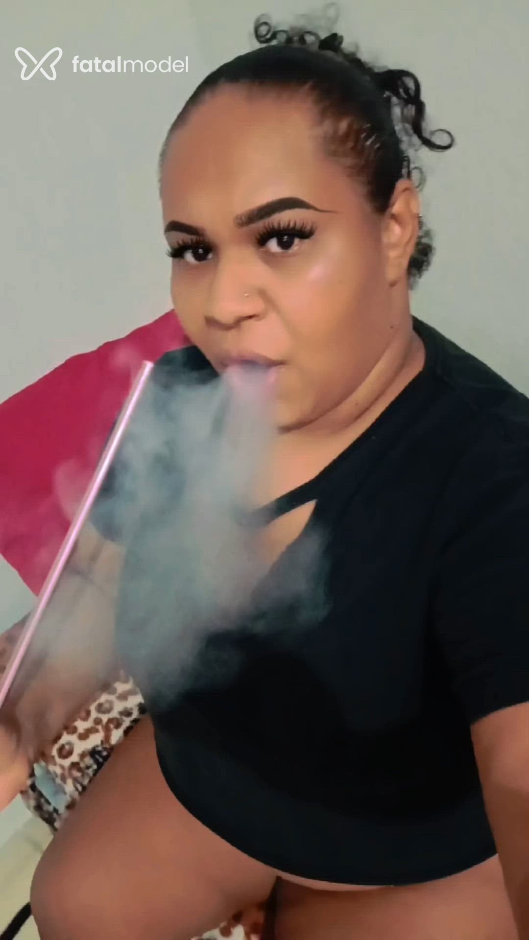Acompanhante mulher com cabelo castanho de olhos pretos em Loanda Acompanhante mulher com cabelo castanho de olhos pretos em Loanda - Bombomzinho