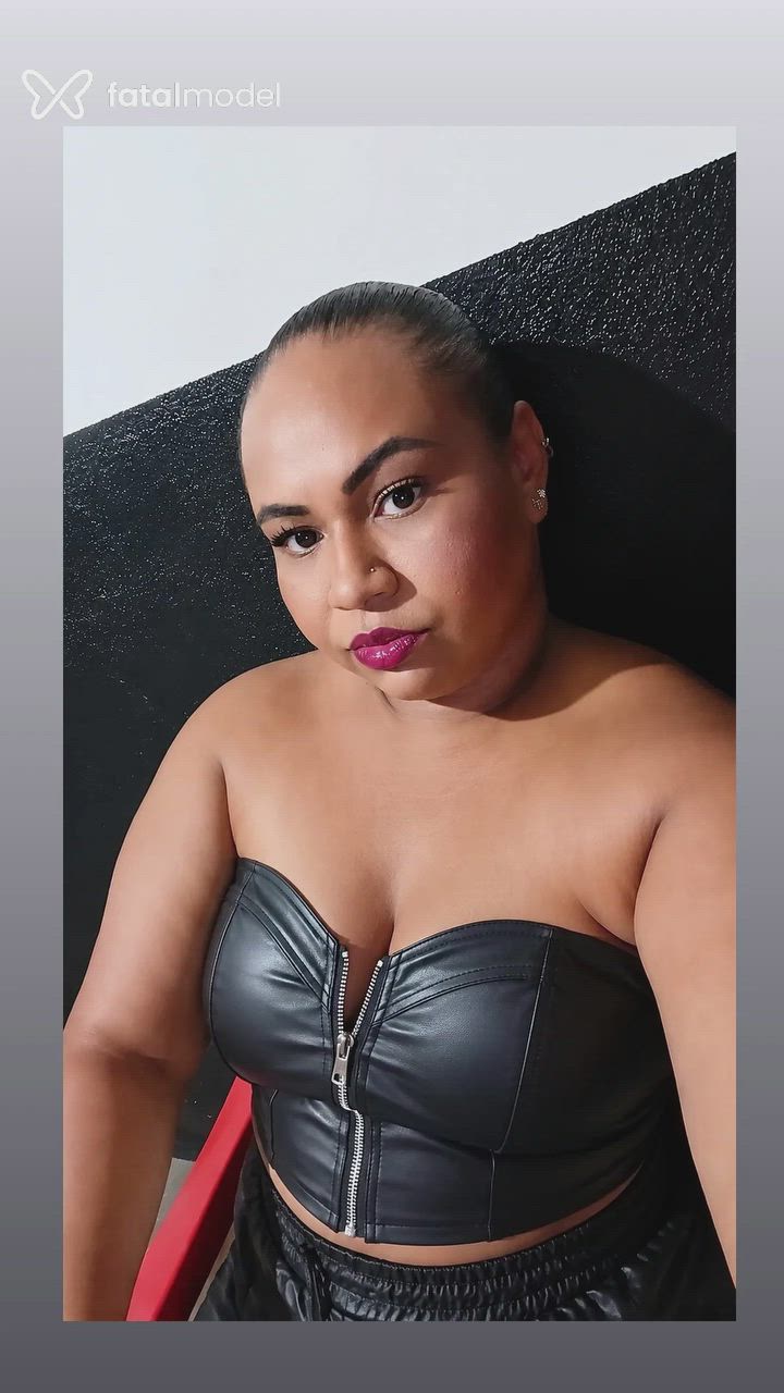 Acompanhante mulher com cabelo castanho de olhos pretos em Loanda Acompanhante mulher com cabelo castanho de olhos pretos em Loanda - Bombomzinho