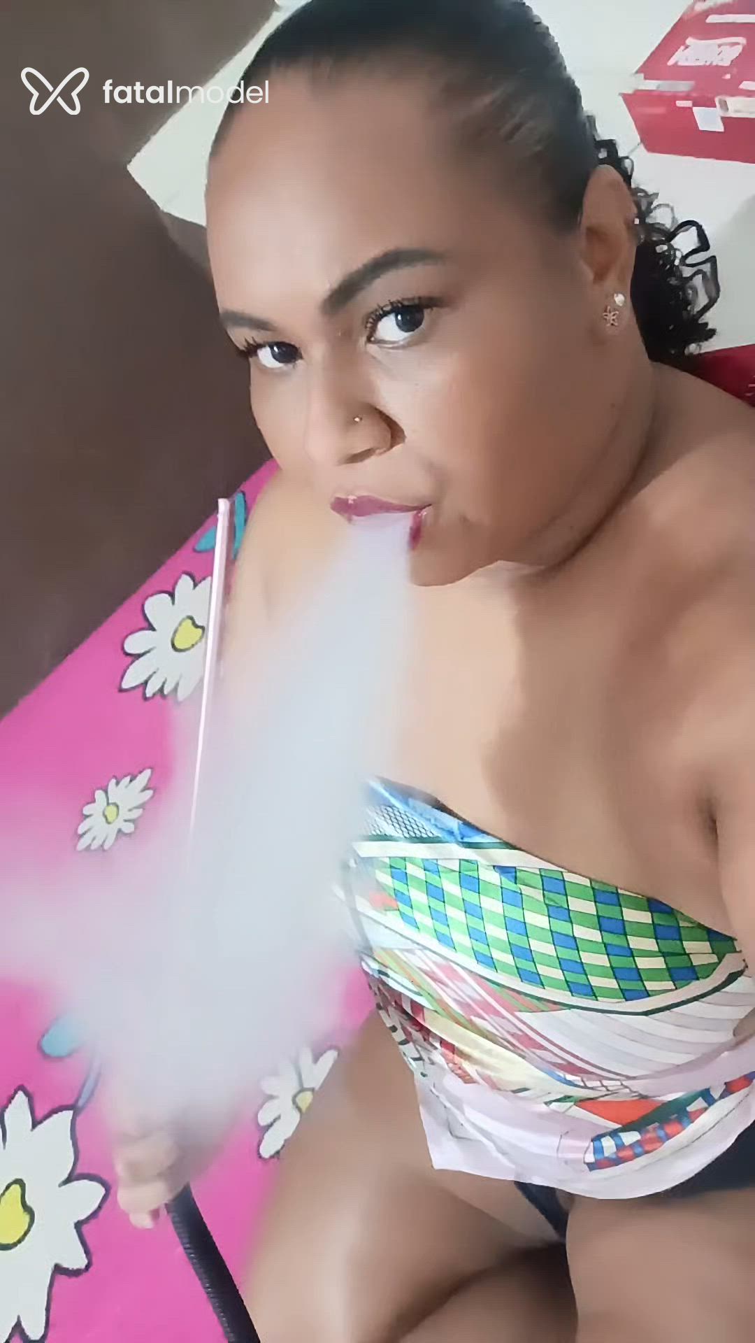 Acompanhante mulher com cabelo castanho de olhos pretos em Loanda Acompanhante mulher com cabelo castanho de olhos pretos em Loanda - Bombomzinho