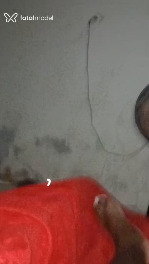 Acompanhante homem sem cabelo de olhos castanhos - Ébano Acompanhante homem sem cabelo de olhos castanhos - Ébano