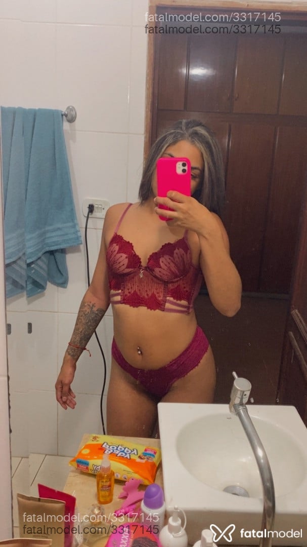 Acompanhante mulher loira (o) de olhos pretos - Emily Acompanhante mulher loira (o) de olhos pretos - Emily