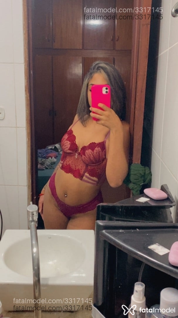 Acompanhante mulher loira (o) de olhos pretos - Emily Acompanhante mulher loira (o) de olhos pretos - Emily