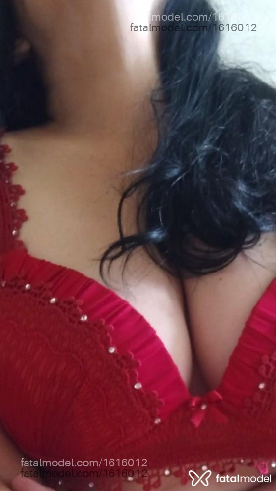 Acompanhante mulher com cabelo castanho de olhos castanhos em Montenegro Acompanhante mulher com cabelo castanho de olhos castanhos em Montenegro - BELLA