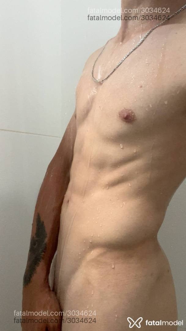 Acompanhante homem com cabelo castanho de olhos pretos em Pinhalzinho - Mateus