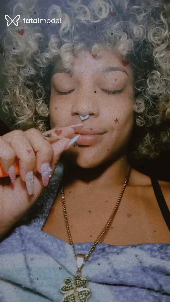 Acompanhante mulher loira (o) de olhos castanhos - Caixinhossoares