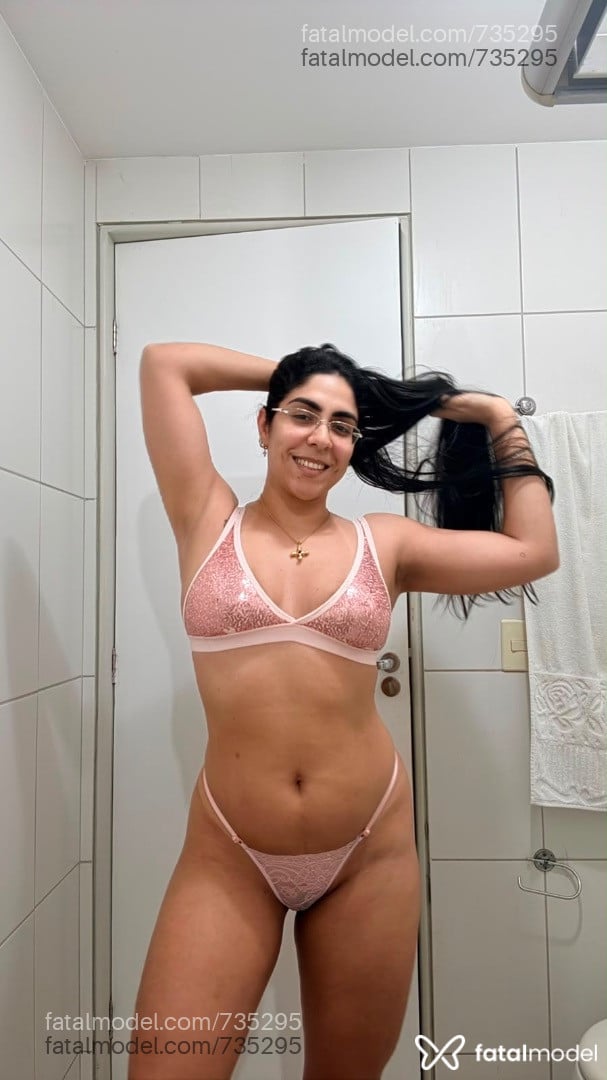 Acompanhante mulher morena (o) de olhos pretos - Mia Serrano Acompanhante mulher morena (o) de olhos pretos - Mia Serrano