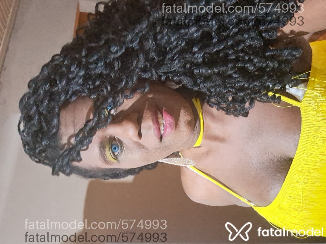 Acompanhante mulher trans com cabelo colorido de olhos pretos em São Sebastião do Paraíso - Sabrina bina