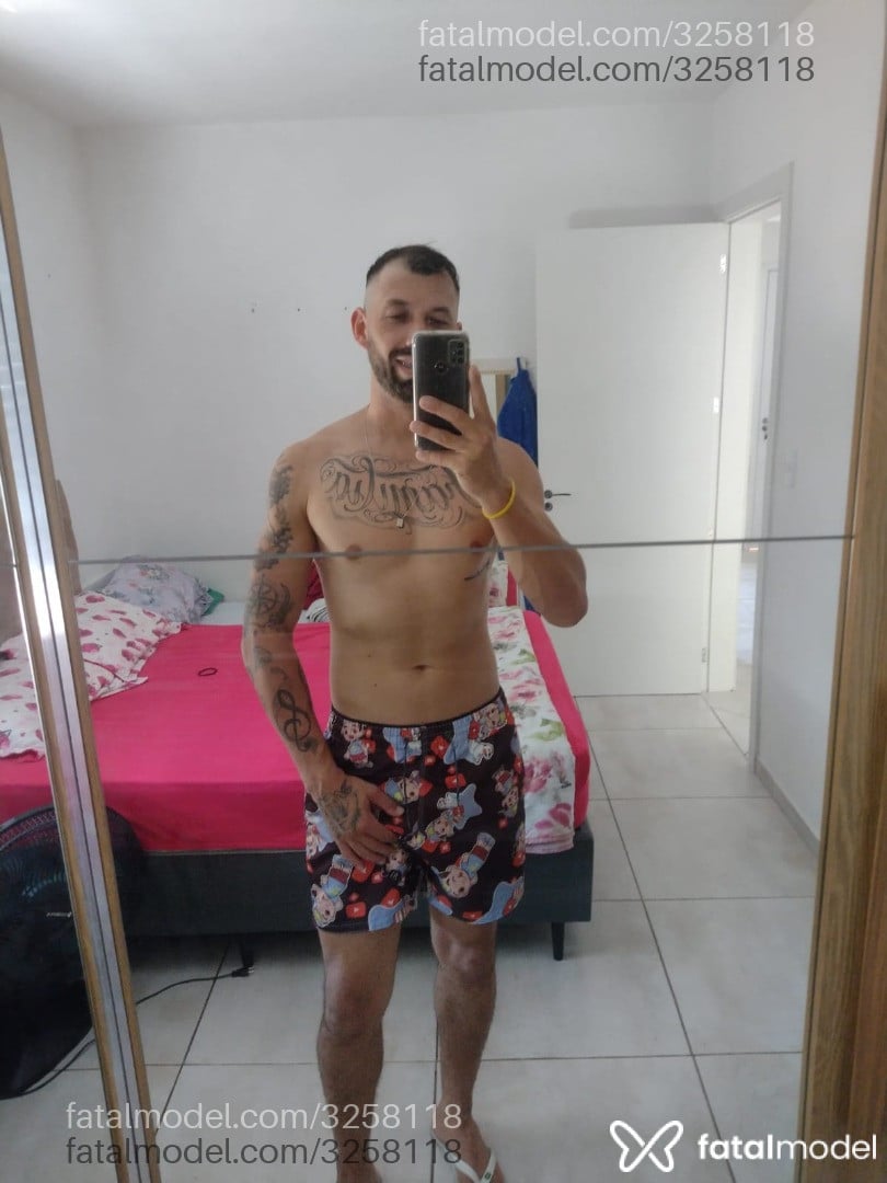 Acompanhante homem com cabelo castanho de olhos castanhos em Montenegro - Marinss