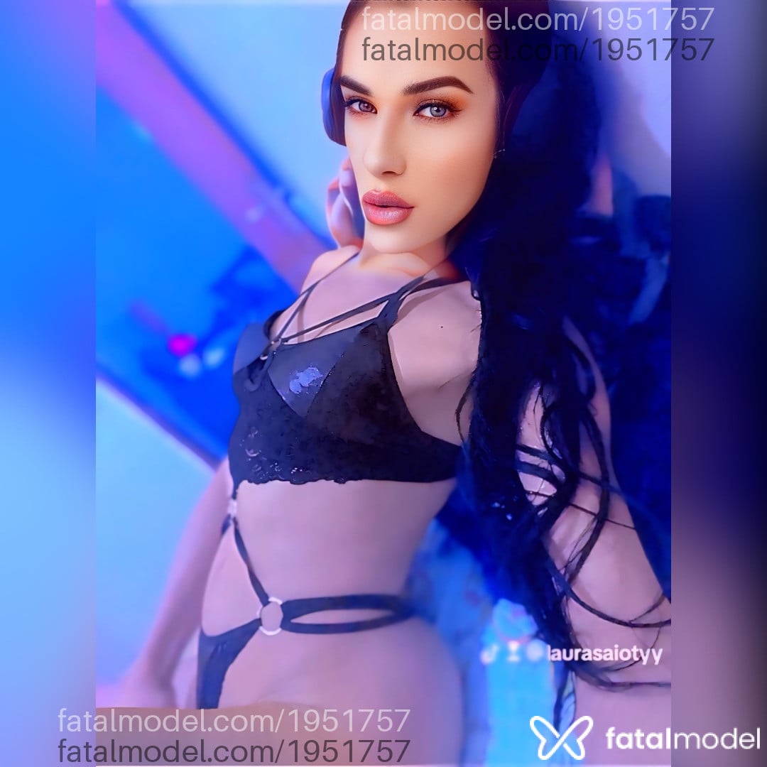 Acompanhante mulher trans morena (o) de olhos verdes em Trindade Acompanhante mulher trans morena (o) de olhos verdes em Trindade - Laura