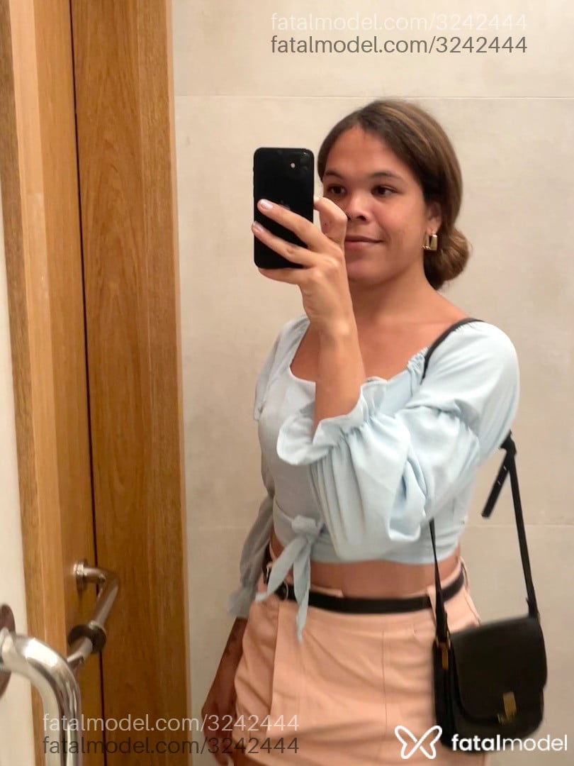 Acompanhante mulher trans com cabelo castanho de olhos pretos em Aracaju - Carol Vieira