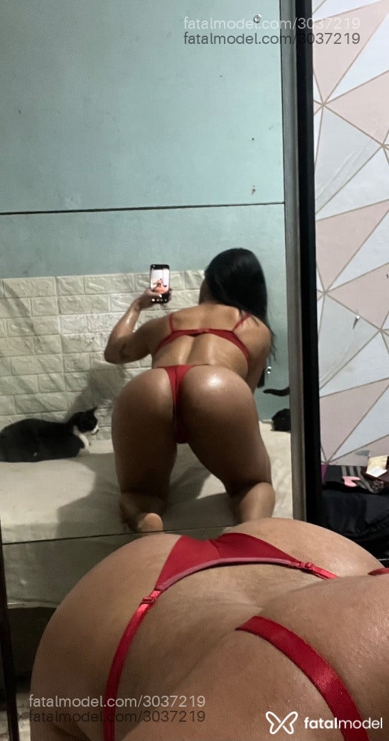 Acompanhante mulher morena (o) de olhos pretos - Bruna Marina