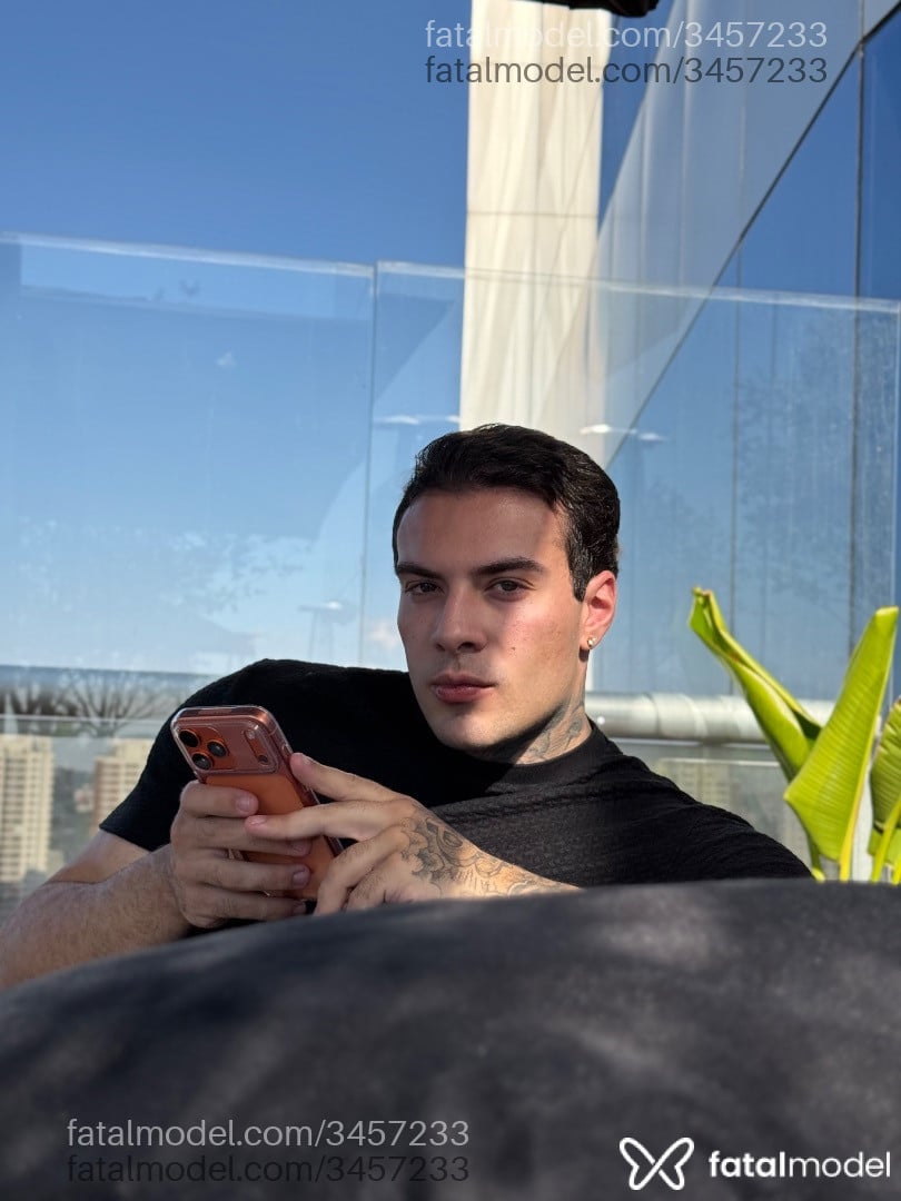 Acompanhante homem com cabelo castanho de olhos cinza em São Paulo Acompanhante homem com cabelo castanho de olhos cinza em São Paulo - Rafamarttinz
