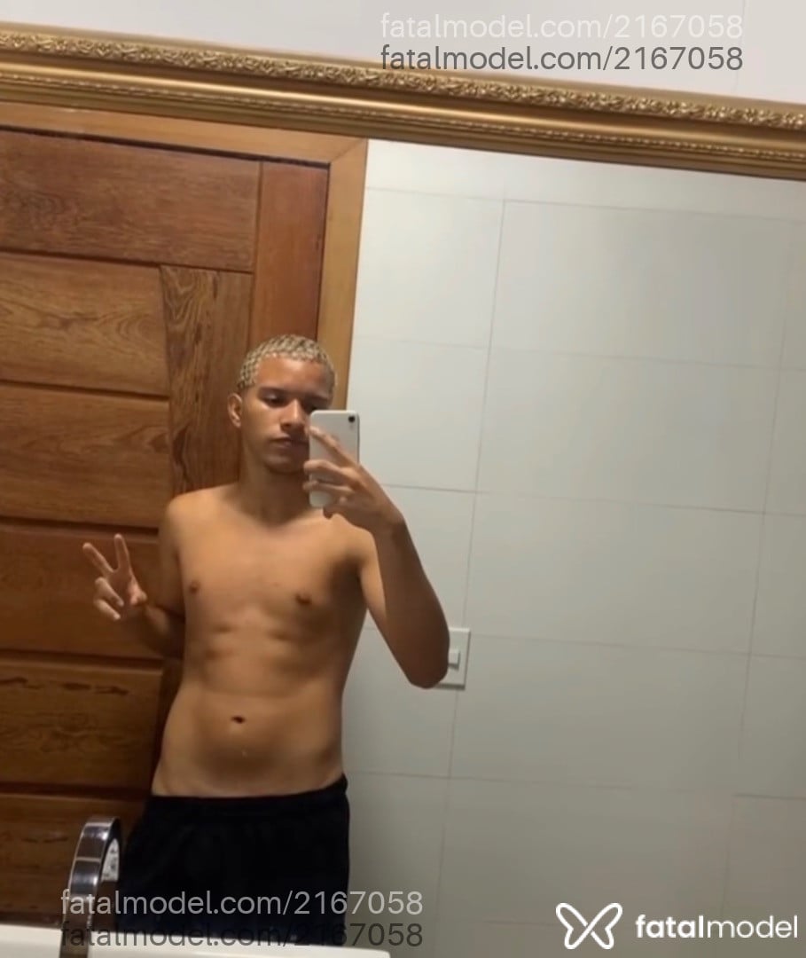 Acompanhante homem com cabelo castanho de olhos castanhos em Rio de Janeiro Acompanhante homem com cabelo castanho de olhos castanhos em Rio de Janeiro - Pereira