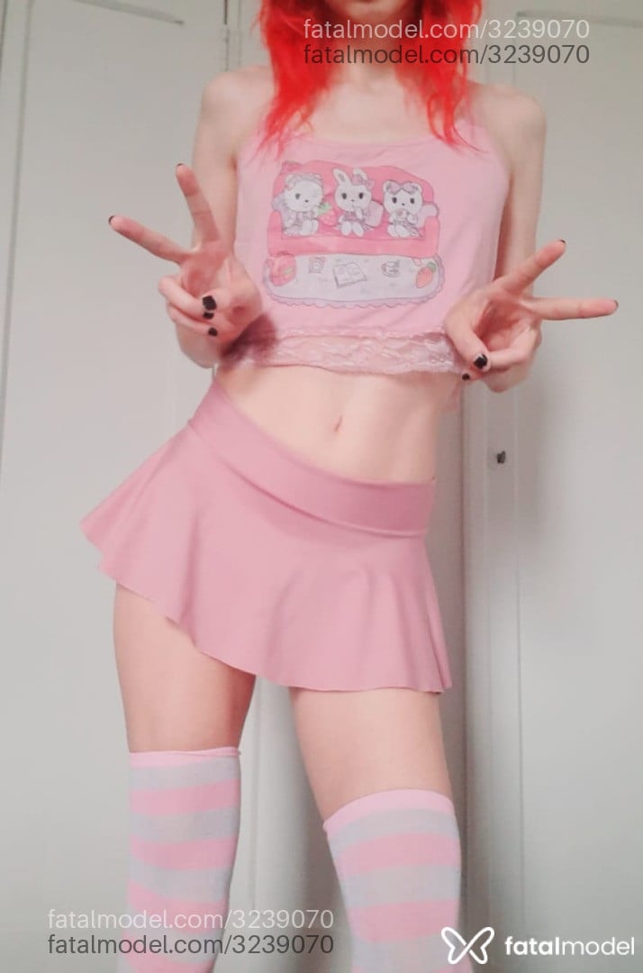 Acompanhante mulher trans com cabelo colorido de olhos castanhos - Ariel Loli
