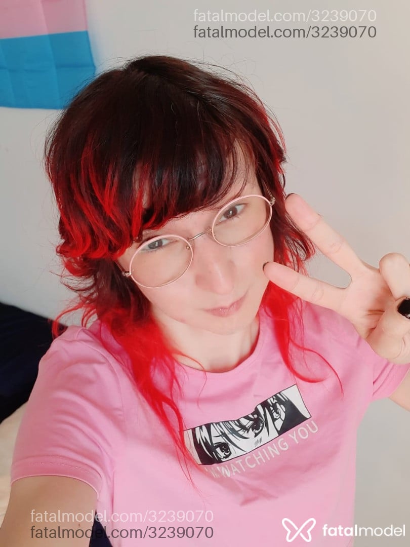 Acompanhante mulher trans com cabelo colorido de olhos castanhos - Ariel Loli