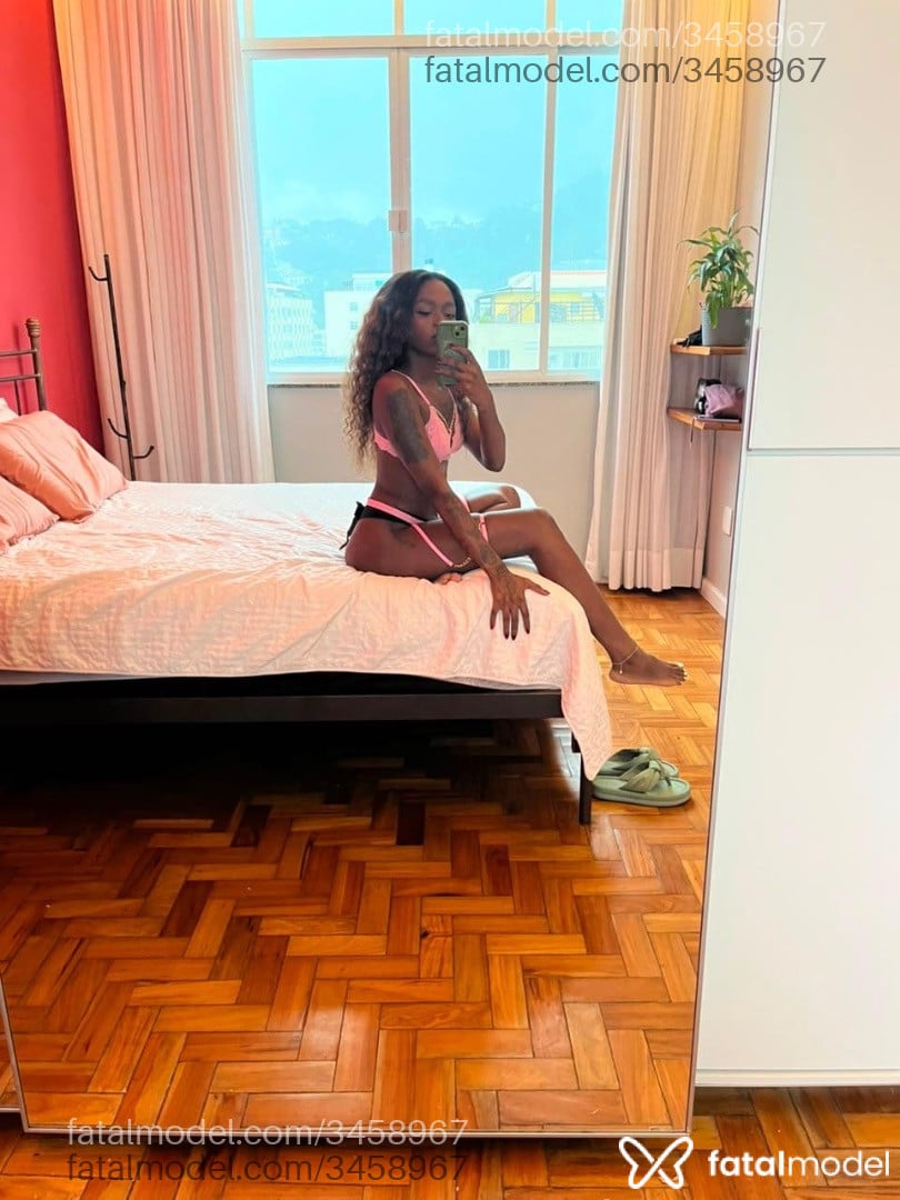 Acompanhante mulher com cabelo colorido de olhos castanhos em Rio de Janeiro Acompanhante mulher com cabelo colorido de olhos castanhos em Rio de Janeiro - Naomi