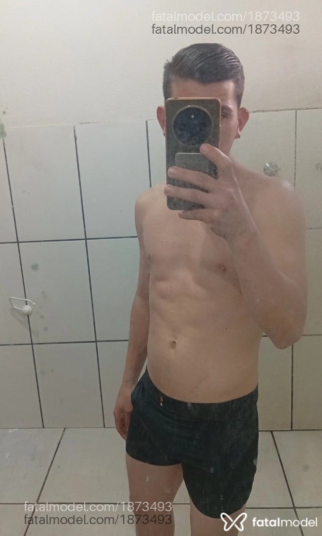 Acompanhante homem com cabelo castanho de olhos castanhos em Paranavaí Acompanhante homem com cabelo castanho de olhos castanhos em Paranavaí - Leonardo