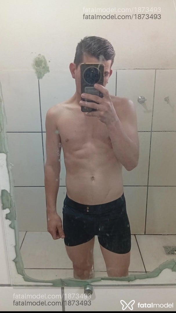 Acompanhante homem com cabelo castanho de olhos castanhos em Paranavaí Acompanhante homem com cabelo castanho de olhos castanhos em Paranavaí - Leonardo