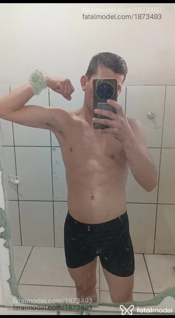Acompanhante homem com cabelo castanho de olhos castanhos em Paranavaí Acompanhante homem com cabelo castanho de olhos castanhos em Paranavaí - Leonardo