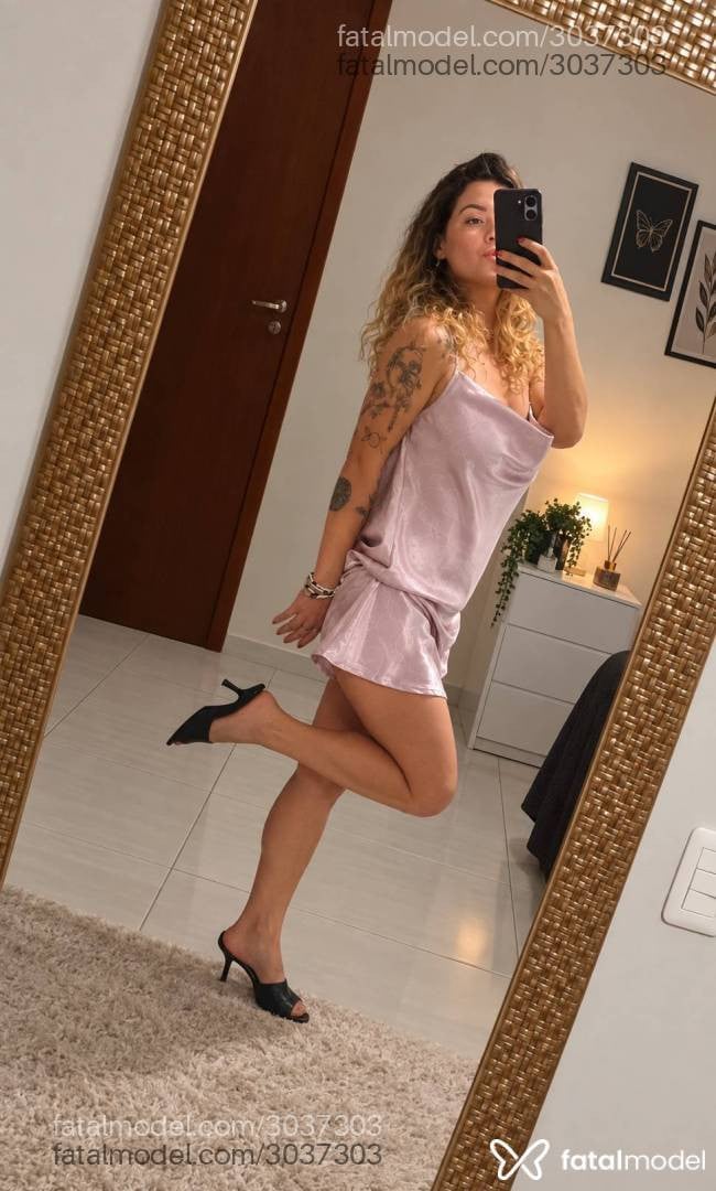 Acompanhante mulher loira (o) de olhos castanhos - Angel