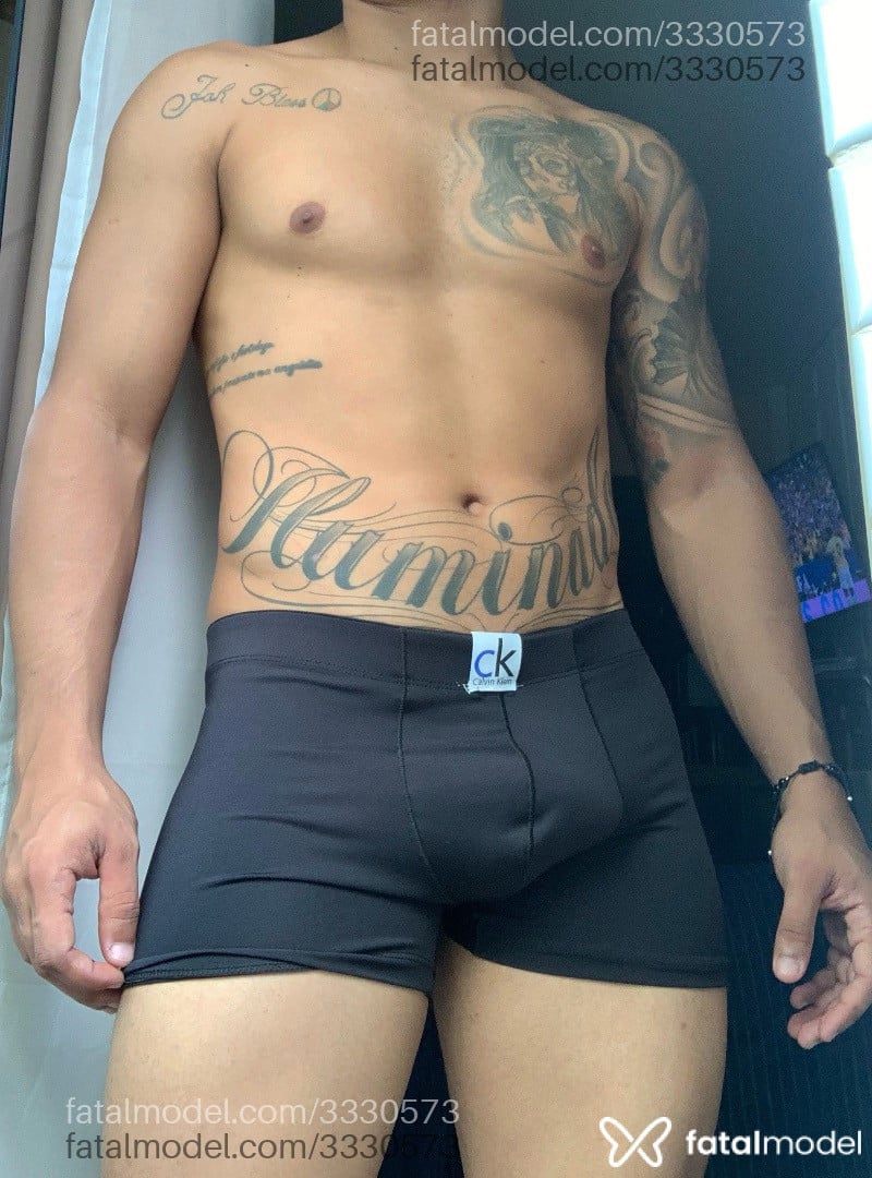 Acompanhante homem com cabelo castanho de olhos pretos - Santtos Acompanhante homem com cabelo castanho de olhos pretos - Santtos