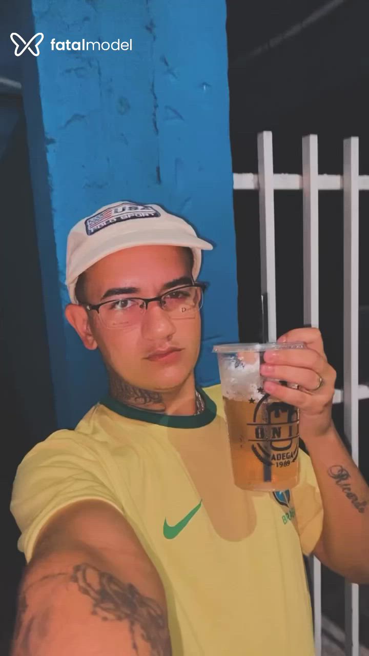 Acompanhante homem morena (o) de olhos mel - Menorzn Acompanhante homem morena (o) de olhos mel - Menorzn