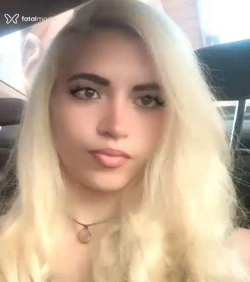 Acompanhante mulher loira (o) de olhos castanhos - Beatriz