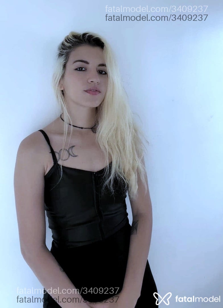 Acompanhante mulher loira (o) de olhos castanhos - Beatriz
