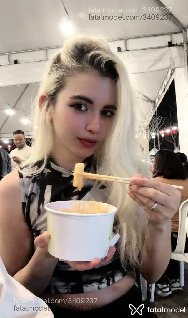 Acompanhante mulher loira (o) de olhos castanhos - Beatriz