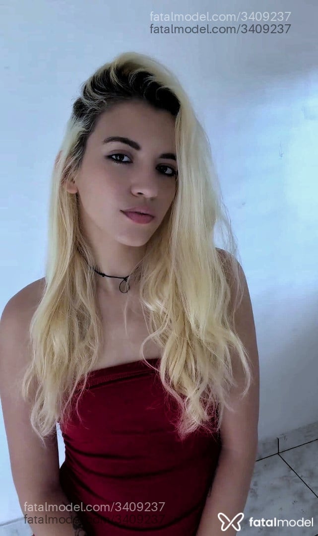 Acompanhante mulher loira (o) de olhos castanhos - Beatriz